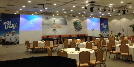 locação de projeção e palco para evento em salão de hotel