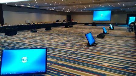 locação de monitores de retorno, telão e projetor para centro de convenção