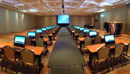 locação de projetor, telão e laptops em evento da Maria Filó