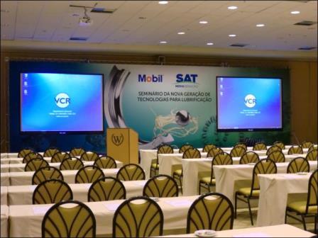 locação de projetor e telão em evento da SAT e Mobil
