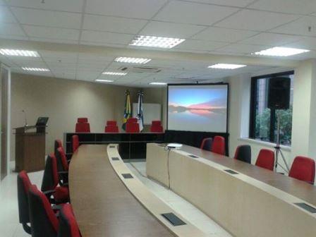 aluguel de projetor e tela de projeção para reunião