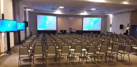aluguel de tvs com pedestal, projetor,telão e caixas de som em evento em hotel