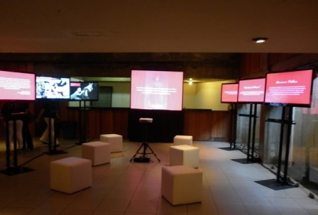 display e tv em pedestal para exposição e eventos