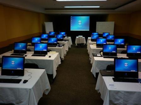 locação de computadores, projetor e telão para treinamento