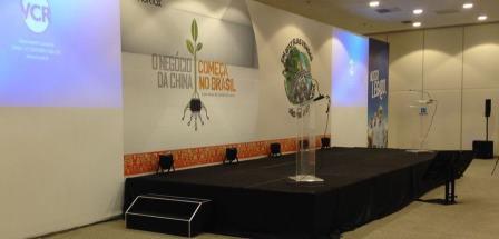 aluguel de palco, púlpito, microfones, projetor e telão para palestra