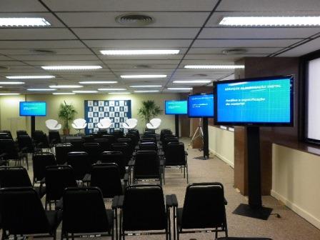 locação de televisor display em pedestal para eventos e exposição