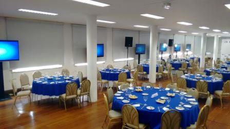 aluguel de tv led com pedestal e caixas de som sem fio para evento